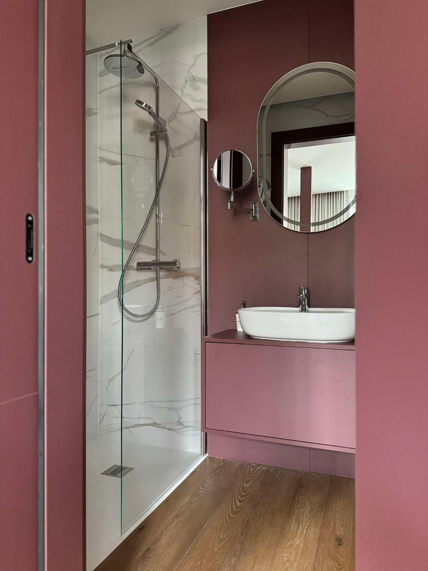Apartment Merlot & Silver *