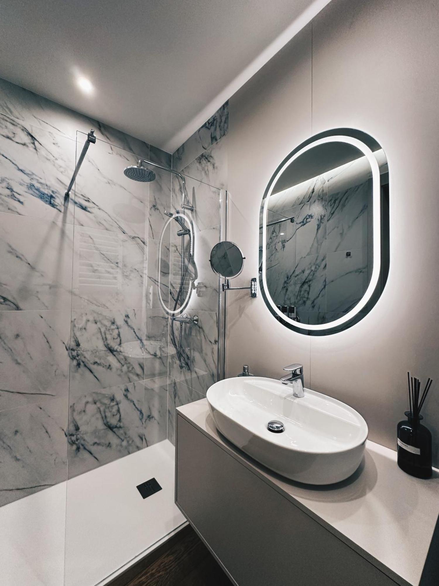 Merlot & Silver Apartment *