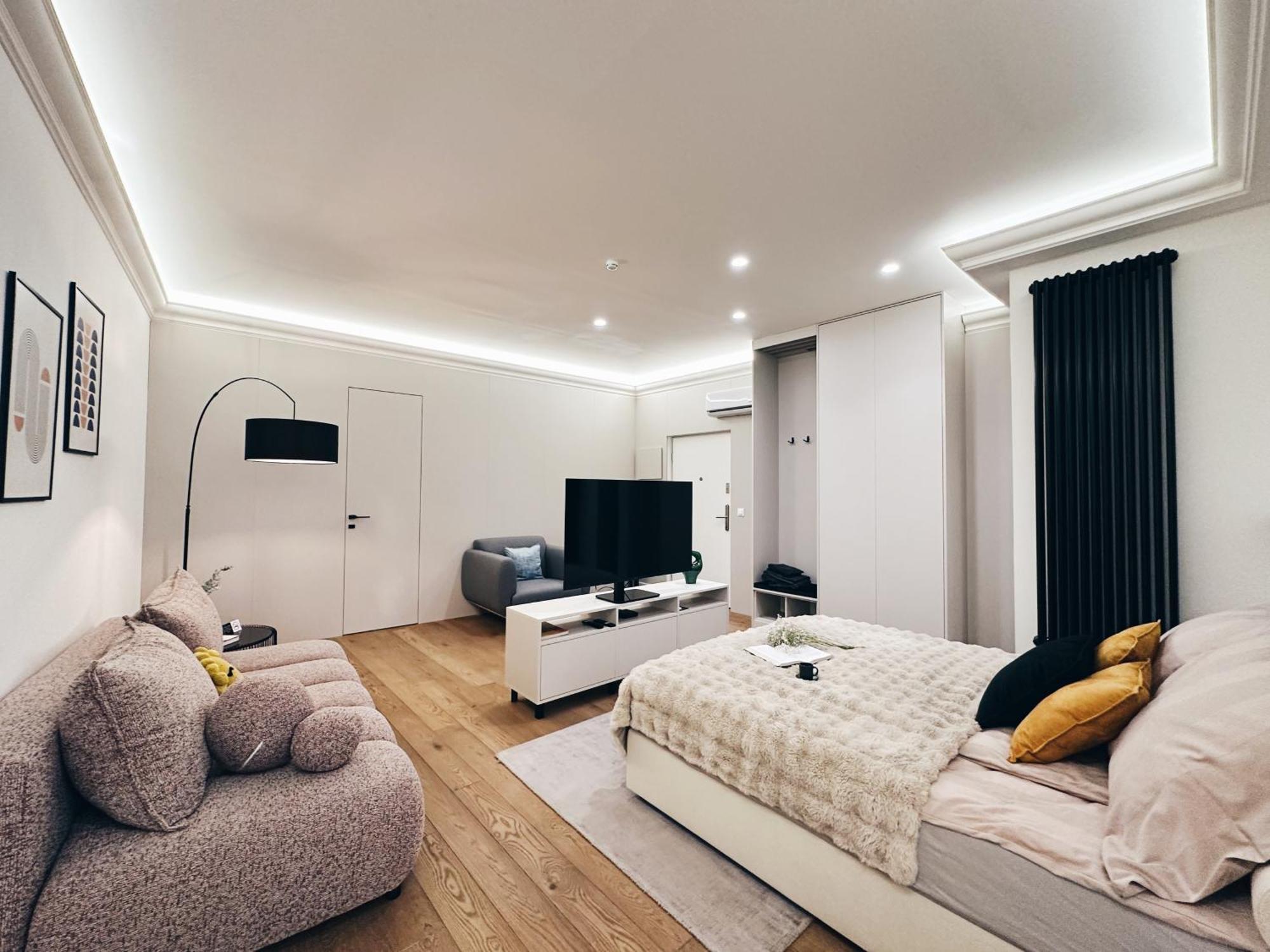 Merlot & Silver Apartment *